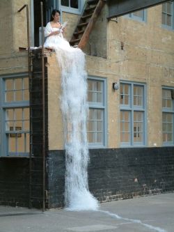 ollebosse:   Japanese artist Sachiko Abe sits atop a building