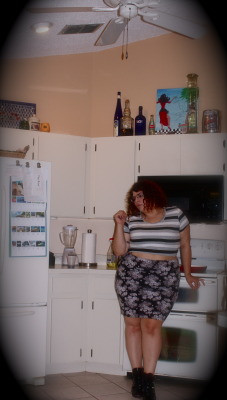 chubby-bunnies:  Kitchen babe. Come say hey!  http://www.ohmrssmiley.tumblr.com