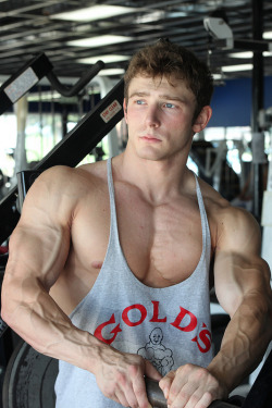 mancrushoftheday:  billyraysorensen:  Jacked gym bud …  Reblogged