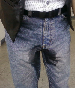 gavesty:  Wet my pants in public.出門逛街結果尿褲子第一張是在百貨公司裡開始憋不住