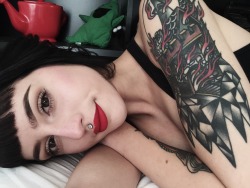 lisse-litka:  Fuck, I’m having a moment. I miss my black hair