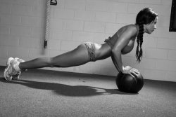 fits-facts:  Check out these women’s amazing Crossfit before