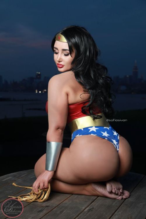 It’s Saturday, i post big ass cosplay