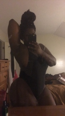 lebritanyarmor:  so my bathing suit came in 😈  We see the