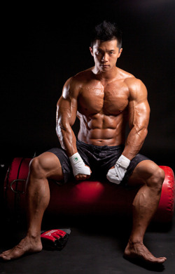 ILoveMuscularAsianMen