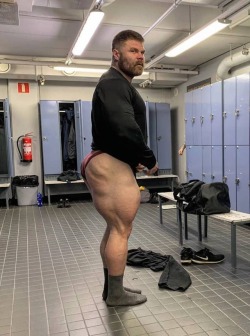 needsize:  Working that thick ass.Artturi Kallio