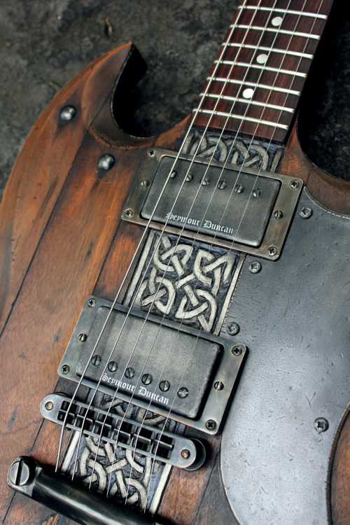 glorifiedguitars:  The Norse SG, featuring carvings of Odin with his two ravens Huginn and Muninn and his two wolves Geri and Freki.This beautiful piece of art was created by the talents at Hutchinson Guitar Concepts. 
