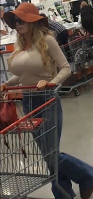 funbaggery:  Black Friday Sighting. She was in aisle 5&6