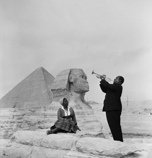 paolo-streito-1264:Louis Armstrong plays for his wife in front