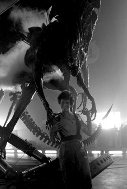 Sigourney Weaver and the Alien Queen on the set of Aliens (1986)