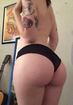 realniceasses:  meowtallica:  Trying to get a good butt angle