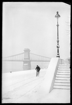 semioticapocalypse:  Kozák Lajos. Budapest in winter. 1930s