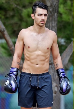 heatedtabloid101:  Joe Jonas 