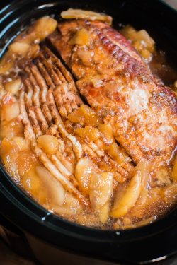 foodffs: SLOW COOKER APPLE AND CLOVE HAM Really nice recipes.