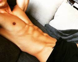dannygle:  Laying here isn’t gonna help me get summer ready…