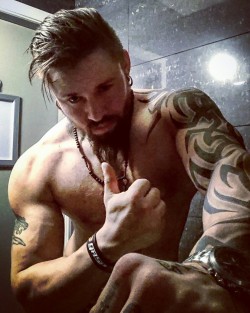 brainjock:  This sexy stud is on snapchat but didn’t go for