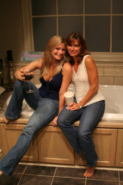 louisianagonewild:  Double your pleasure with 2 Louisiana hotties.