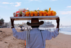 vivirenmexico:Escena típica de las playas de Mazatlán, Sinaloa.