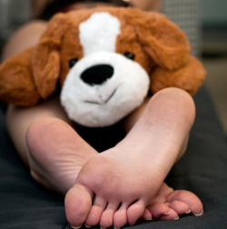 vandeworld:  Soles and fluffy toy