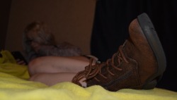hawk5902:  worshipmypetitefeet:  My boots are dirty and my feet