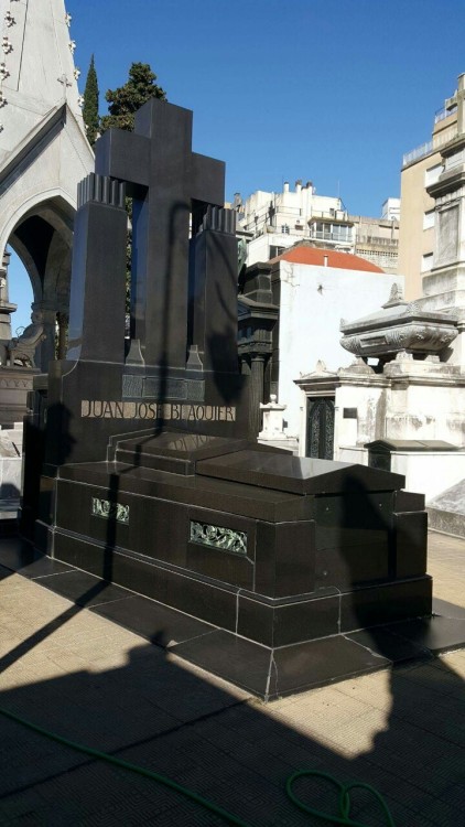 Today we went to our local cementery in Recoleta. I brought my camera with me…. but I forgot the bateries…. here are some pics i took with my bf phone