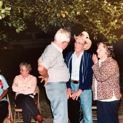 <p>Happy #tbt everyone. This is no big deal. It’s just my Papa talking to Benny Thomasson and his lovely wife, Bea. 1982 at the Quincy fiddle contest. #itsareallybigdeal #fiddle #legends #texas #joanpollardcameo  (at Quincy, California)</p>