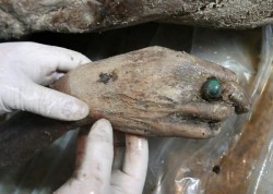 sixpenceee:  A 700-year-old mummy was found by chance by Chinese