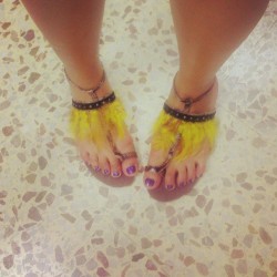 Hello precious #sandals :3 #legs #feet #feathers #yellow #me