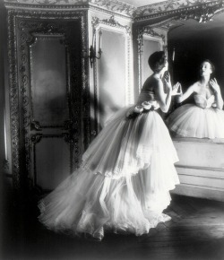 wehadfacesthen: Model in a Dior ballgown, Paris, 1950, photo