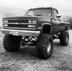 countrygirl4397:  country-boy44:  Some sick lookin trucks right