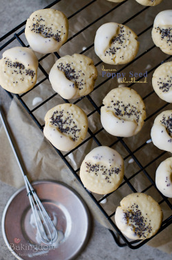 veganfoody:  Lemon Poppy Seed Shortbread