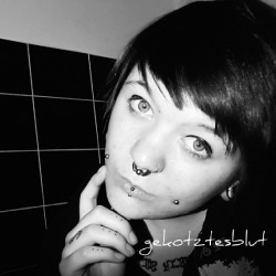 xxblutkotzxx:  einmal hässlich Posen #pierced #cheekpiercings