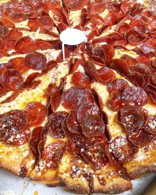 yummyfoooooood:  Pepperoni Pizza