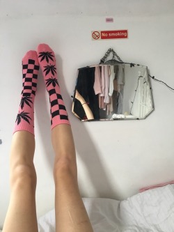spliffbby:  My new HUF socks came and I’m in love 🖤🌿