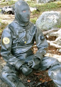 guysinrubberdrysuits:     Rubber Divers & Drysuits from the