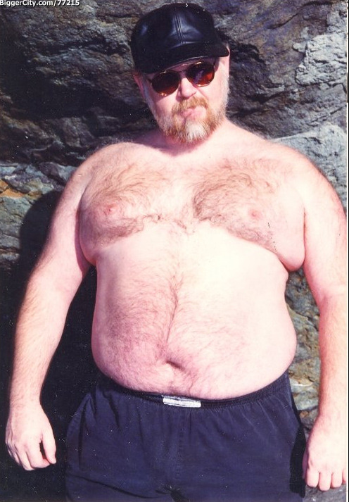 revengeofthebears:  revengeofthebears:  thebigbearcave:  tubbinlondon:  kybear2:  Such a sexy daddy  Gary is a god!  that first pic always makes me cum. it’s so perfect. the way his hairy back is apparent and the side/back of his head… the furry crease