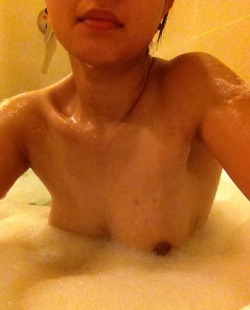 vixenblr:Can’t sleep, too hot. Took a bath & a pic. Sex