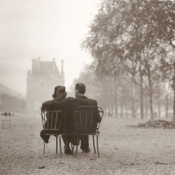 frenchvintagegallery: Jardin des Tuileries, Paris, 1945   Roger-Viollet