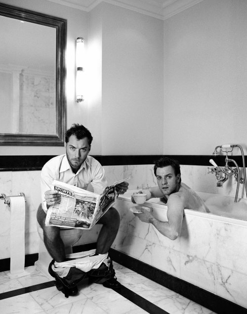 ohyeahpop:Jude and Ewan in bath, 2003 - Ph. Lorenzo Agius