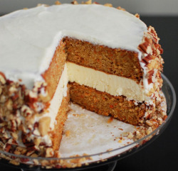 gabrielleskye1:  thecakebar:  Carrot Cake & Cheesecake Cake