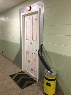 madwoman-without-a-box:  My friend turned her dorm door into