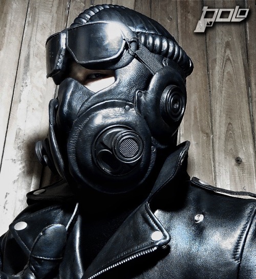 polopluto:  Hi there, My leather and my Tank crew commander leather helm, (From: Bobbasset.com) perfect, I love it!   A perfect man, a perfect machine!