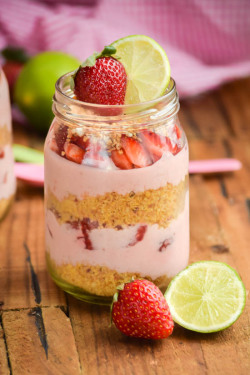 confectionerybliss:  No-Bake Strawberry Limeade Cheesecake TriflesSource: