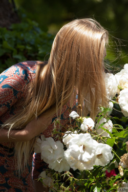 Holly Benson Blonde Landscaping - 36 pics @ Zishy.com. Click