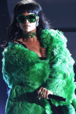 blasianxbri:  mvlikks:Rihanna performed ’Bitch Better Have