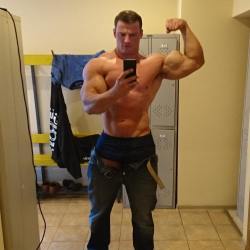  Muscle Bros wanna show off ? Show off your   hugeness  , Submit