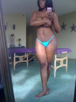 elegantwomens:  selfshots http://tinyurl.com/8eQ24u95f98Te8A