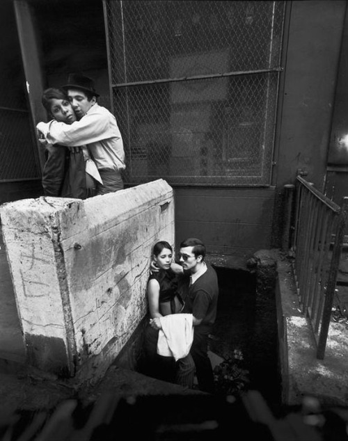 Bruce Davidson – East 100th Street – New York City – 1966https://painted-face.com/