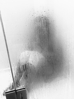 okiegeek:  @vixenandkittensadventures loves a nice hot shower.