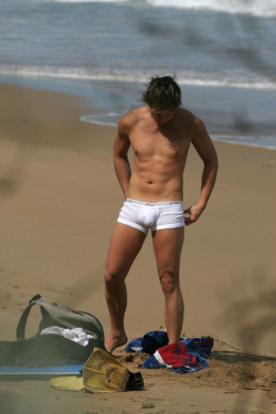 nu-en-groupepublic-nudity:  J’adore les mecs qui se changent sans la moindre gêne sur la plage.  